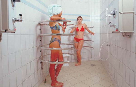 Посетительницы бассейна в душе скрытая камера